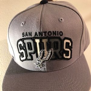 Mitchell & Ness. San Antonio Spurs snap back hat